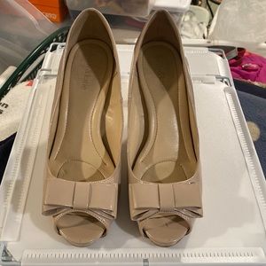 Kelly & Katie size 10 patent leather tan open toe pumps with bow